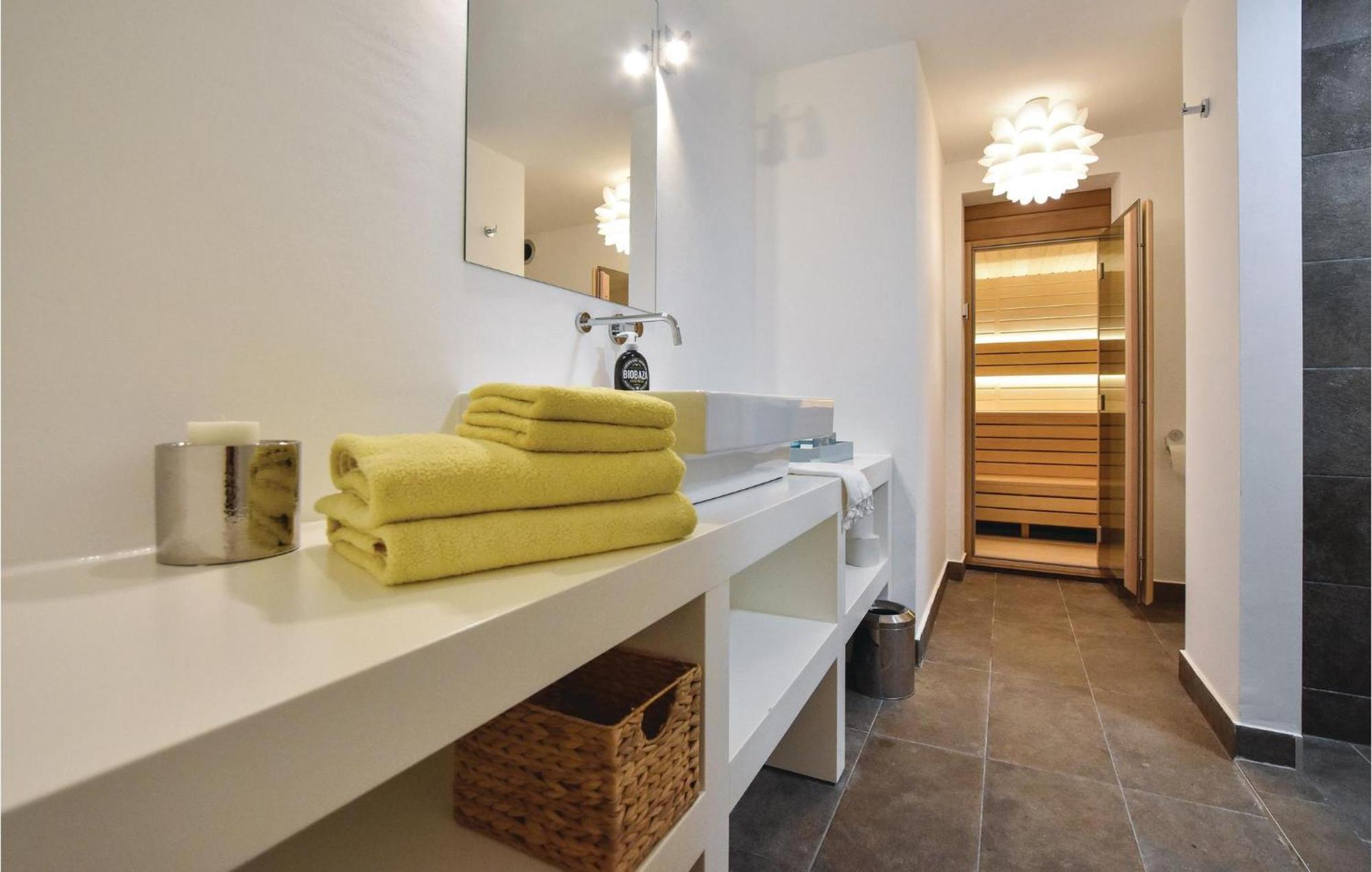 Stunning Home In Split With Outdoor Swimming Pool מראה חיצוני תמונה