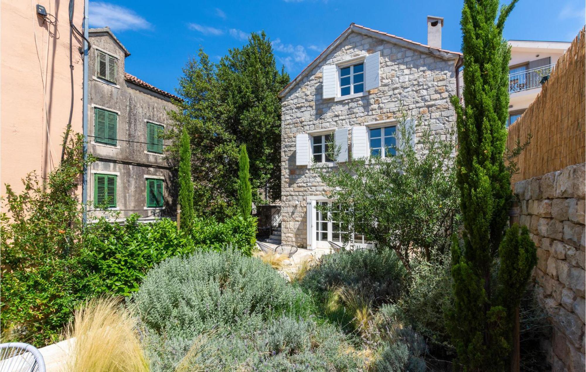 Stunning Home In Split With Outdoor Swimming Pool מראה חיצוני תמונה